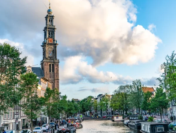 Amsterdam, detta anche Piccola Venezia, dovuto dalla caratteristica simile dei canali che percorrono tutta la città, ospita i tulipani in fiore. I tulipani sono simbolo di Amsterdam.