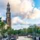Amsterdam, detta anche Piccola Venezia, dovuto dalla caratteristica simile dei canali che percorrono tutta la città, ospita i tulipani in fiore. I tulipani sono simbolo di Amsterdam.