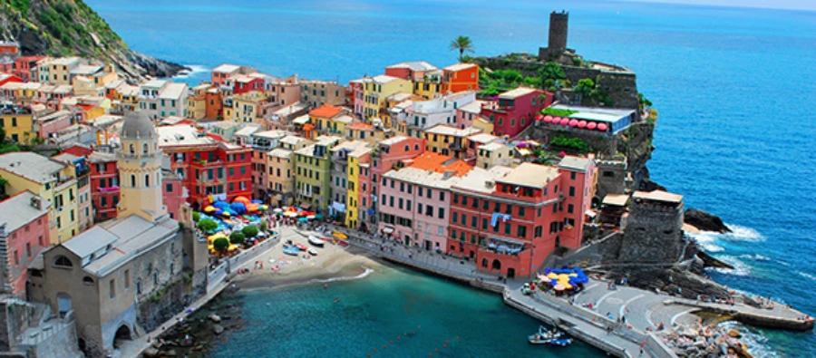 Vernazza è una delle Cinque Terre ed è caratterizzata da un borgo con case colorate e una piccola baia sul mare con un porto