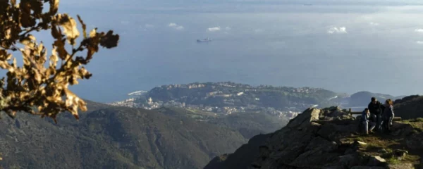 Città di Arenzano vista dall'alto, tra montagne e mare per una giornata al mare e scoprire il paesaggio della liguria