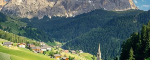 Vista del caratteristico paesino tra le alpi che è Chamois, che è raggiungibile soltanto con una funivia. Paesino che si trova nella Valle del Cervino in Valle d'Aosta.