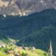 Vista del caratteristico paesino tra le alpi che è Chamois, che è raggiungibile soltanto con una funivia. Paesino che si trova nella Valle del Cervino in Valle d'Aosta.