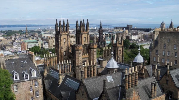 Weekend a Edimburgo: vista del castello di Edimburgo dall'alto con il suo particolare stile