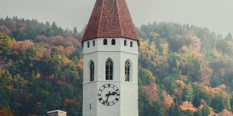 campanile a Thun per la gita di un giorno del foliage d'authun con il trenino verde delle alpi di ottobre