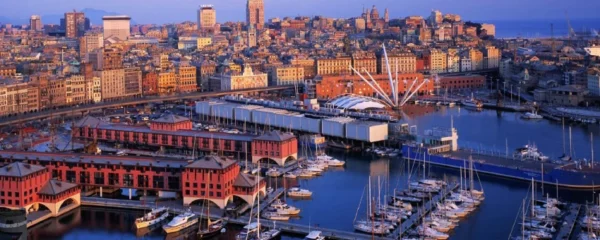 porto di Genova visto dall'alto con le sue innumerevoli navi e l'acquario di Genova