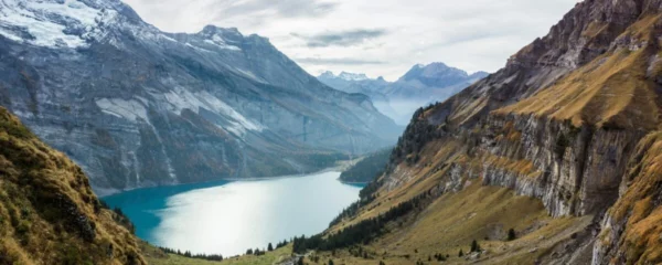 Lago di Oeschinen incastonato tra le montagne svizzere, visibile grazie alla gita con il trenino verde delle alpi