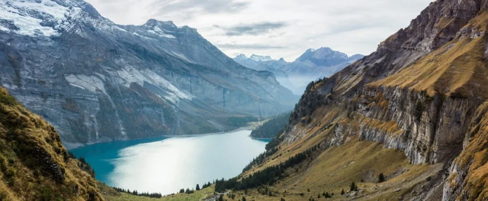 Lago di Oeschinen incastonato tra le montagne svizzere, visibile grazie alla gita con il trenino verde delle alpi