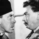 Peppone e Don Camillo in una parte di uno dei loro film in bianco e nero. Per una gita nel borgo di Brescello dove si giravano i film