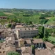 Narciso incantato. Piea d'Asti vista dall'alto con le sue distese di terreni verdi e borgo caratteristico che ospita l'evento "Narciso Incantato" all'interno del Castello che si trova in città