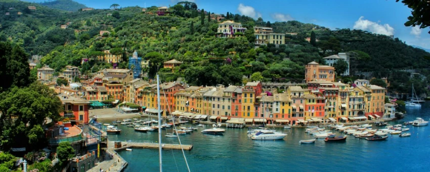Il borgo di Portofino visto dal mare con le sue caratteristiche casette colorate e le barche ormeggiate nella baia. Portofino e San Fruttuoso
