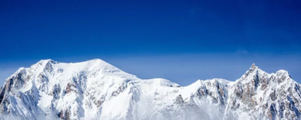 Skyway del Monte Bianco innevato con cielo azzurro