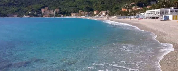 Spiaggia di Noli in Liguria caratterizzata da un mare azzurro e spiaggia di sabbia e ghiaia
