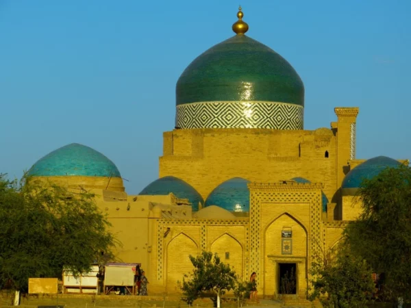 Tour Uzbekistan: visitando il complesso storico di Ichan Kala, prosegue con il Minareto Kalta Minor, la Mandrasa Muhammad Aminkhan, la Fortezza Kunya Ark, la Mandrasa Muhammad Rahimkhan, la Mandrasa e il Minareto Islam-Khodja e il palazzo Tosh-Hovli.