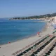 La spiaggia di Varazze in Liguria con il suo mare azzurro e la vista di uno stabilimento balnerare con ombrelloni e ristoranti, che dall'inizio della primavera si riempiono di turisti.