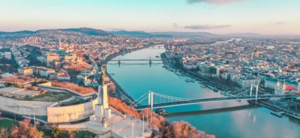 Budapest, capitale dell'Est Europa, che viene divisa dal fiume Danubio in due: da una parte Buda e dall'altra Pest