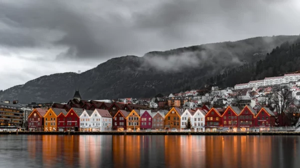 Norvegia panorama artico con casette colorate affacciate sull'acqua e luci intorno ai tetti