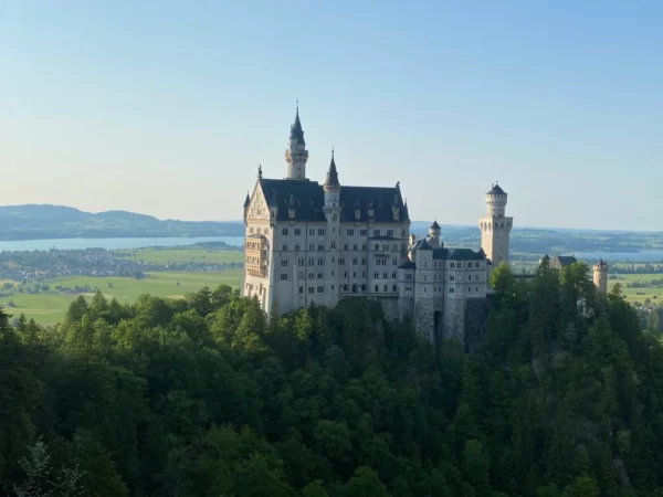 Germania romantica: Castello Neuschwanstein che spicca dalla collina e da cui Walt Disney ha tratto ispirazione per il famoso logo Disney. A Monaco di Baviera.