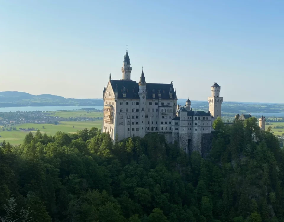 Germania romantica: Castello Neuschwanstein che spicca dalla collina e da cui Walt Disney ha tratto ispirazione per il famoso logo Disney. A Monaco di Baviera.