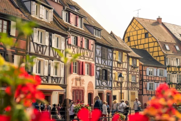Colmar sulla strada dei vini, piccolo borgo in Alsazia, che ha due anime: una francese e una tedesca, trovandosi in Francia.
