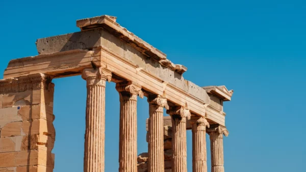 Grecia classica con i suoi templi antichi fatte di rocce con uno sfondo del cielo azzurro greco