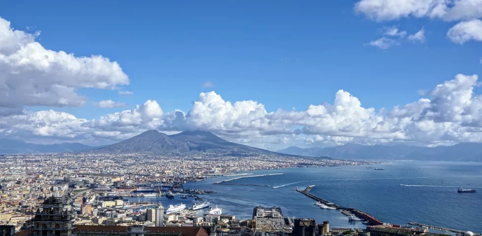 Vista su tutta Napoli e sul Vesuvio