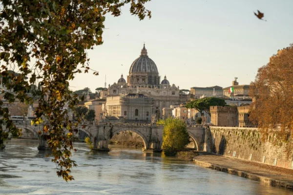 Roma, capitale d'Italia, attraversata dal fiume Tevere e si può arrivare in poche ore in treno frecciarossa per un weekend. Ogni strada porta a Roma
