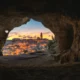 Scorcio da una grotta con vista su Matera e la sua città caratteristica fatta di sassi
