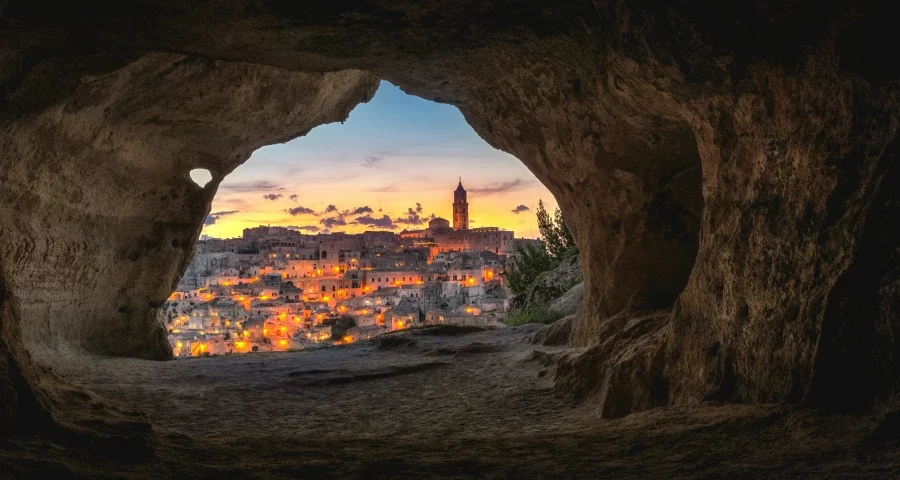 Scorcio da una grotta con vista su Matera e la sua città caratteristica fatta di sassi