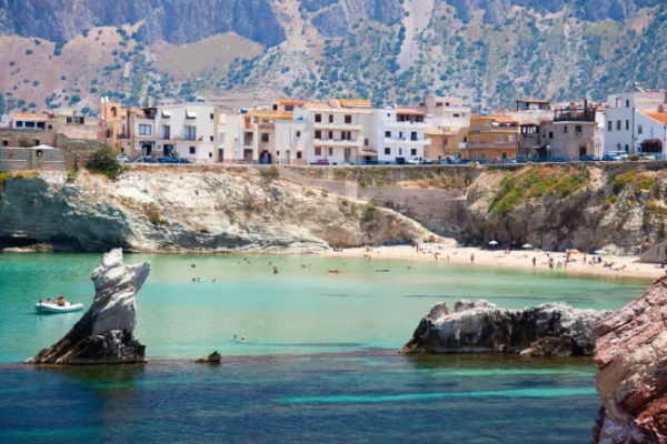 Sicilia TH CINISI FLORIO PARK per un soggiorno mare a quattro stelle. Divertimento, sabbia e mare.