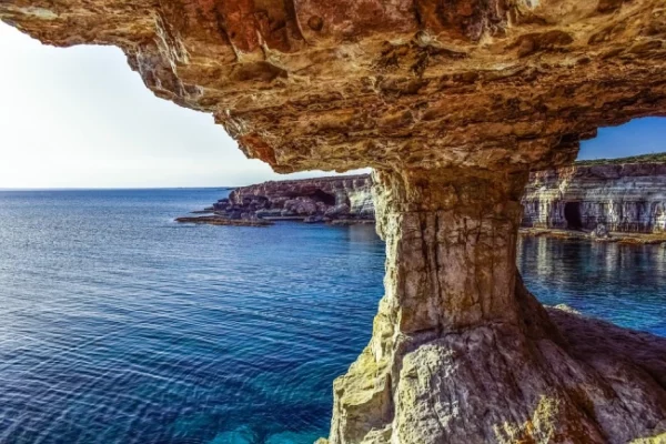 Tour di Cipro: scogliere e mare blu