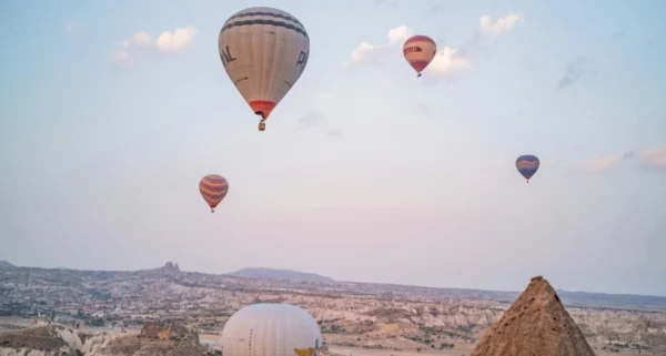 Cappadocia in Turchia con le famose mongolfiere che rendono il paesaggio ancora più attraente.