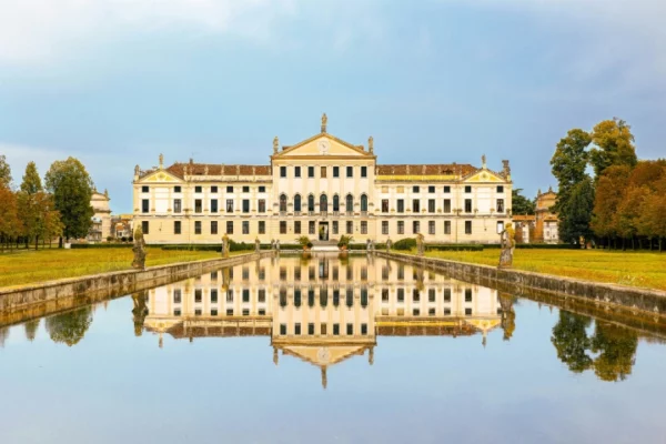A navigar le ville venete: Villa Pisani a Strà, in provincia di Venezia, una tra le più famose ville venete nella terra del prosecco. Nella foto si vede riflessa nell'acqua nel giardino della villa